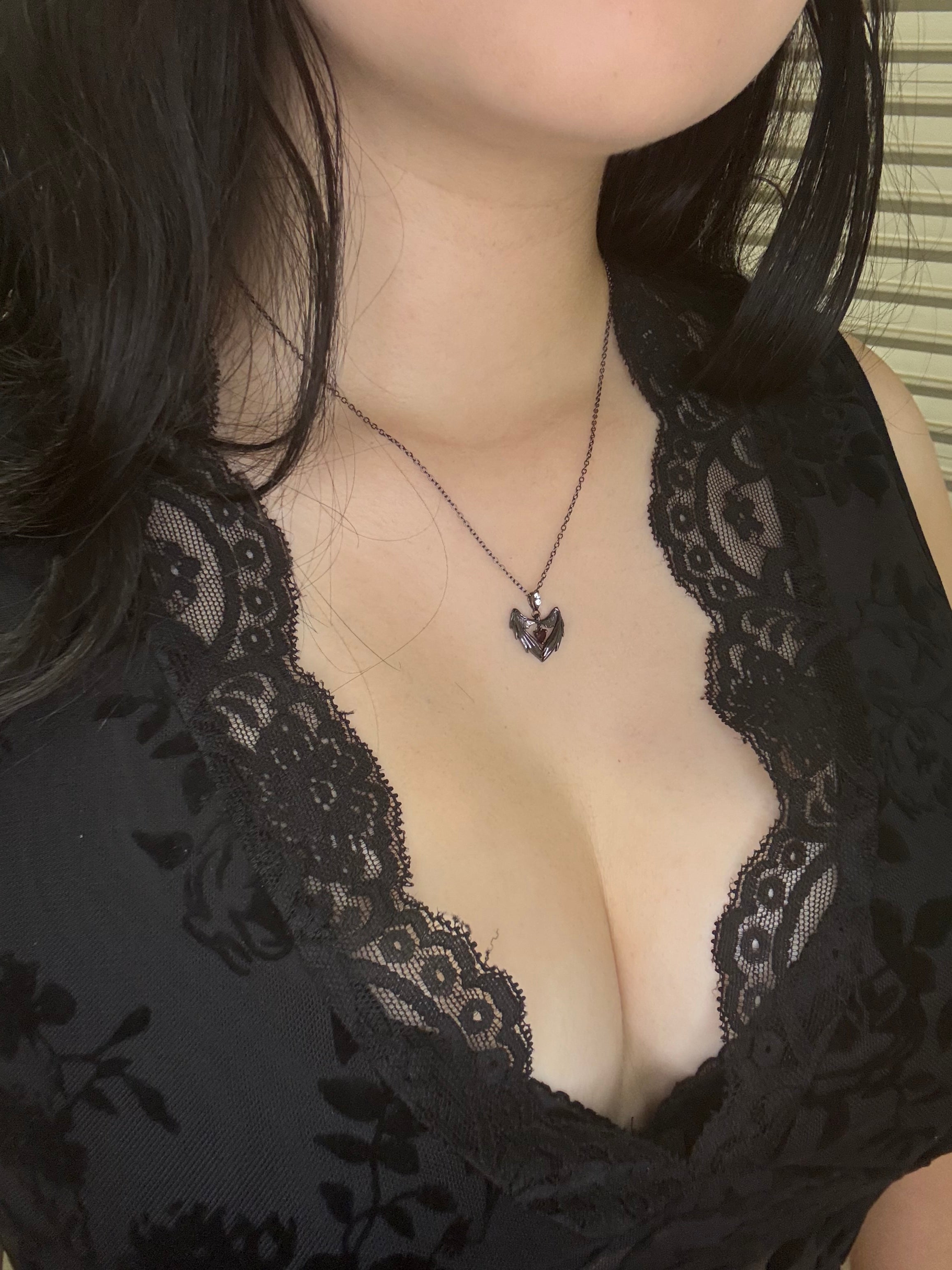 FLORAL MESH V NECK TOP