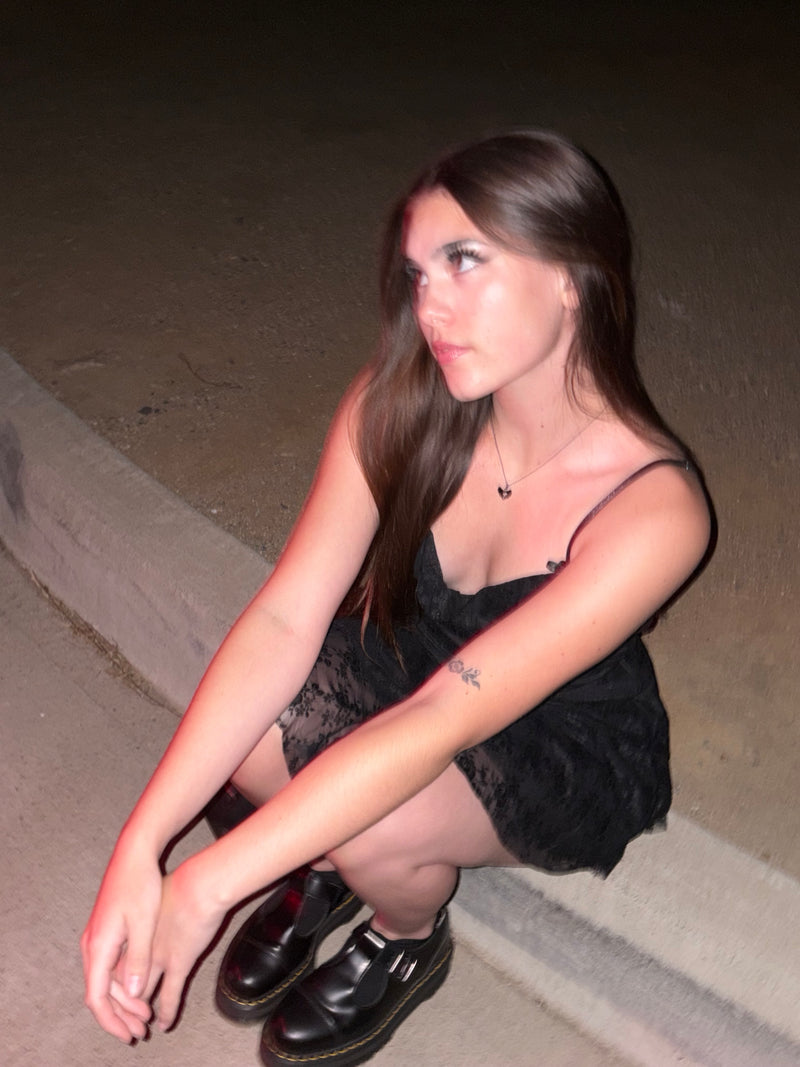 RUFFLE SWEETHEART LACE MINI DRESS